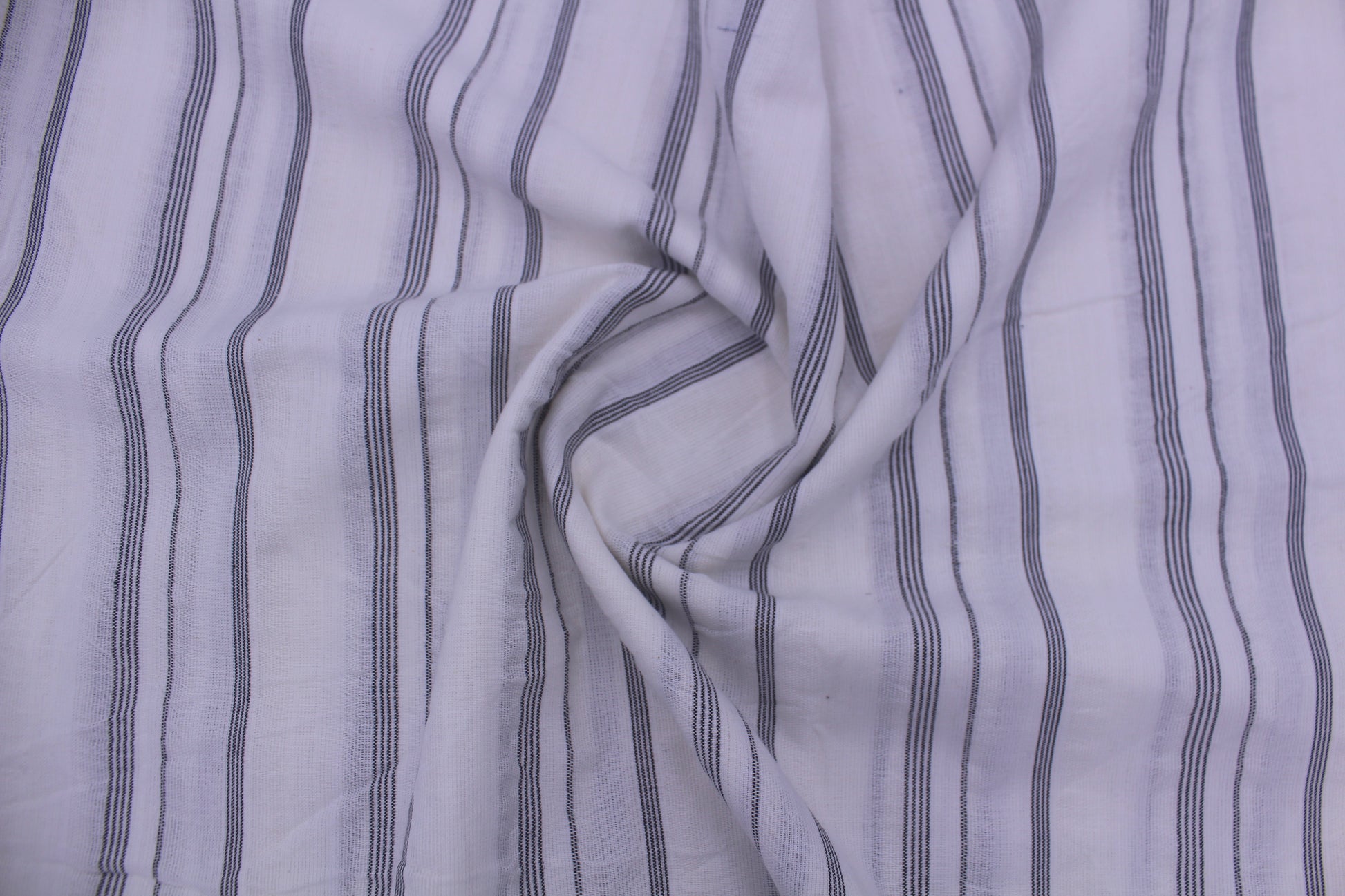 Striped fabric with wavy pattern in black and white